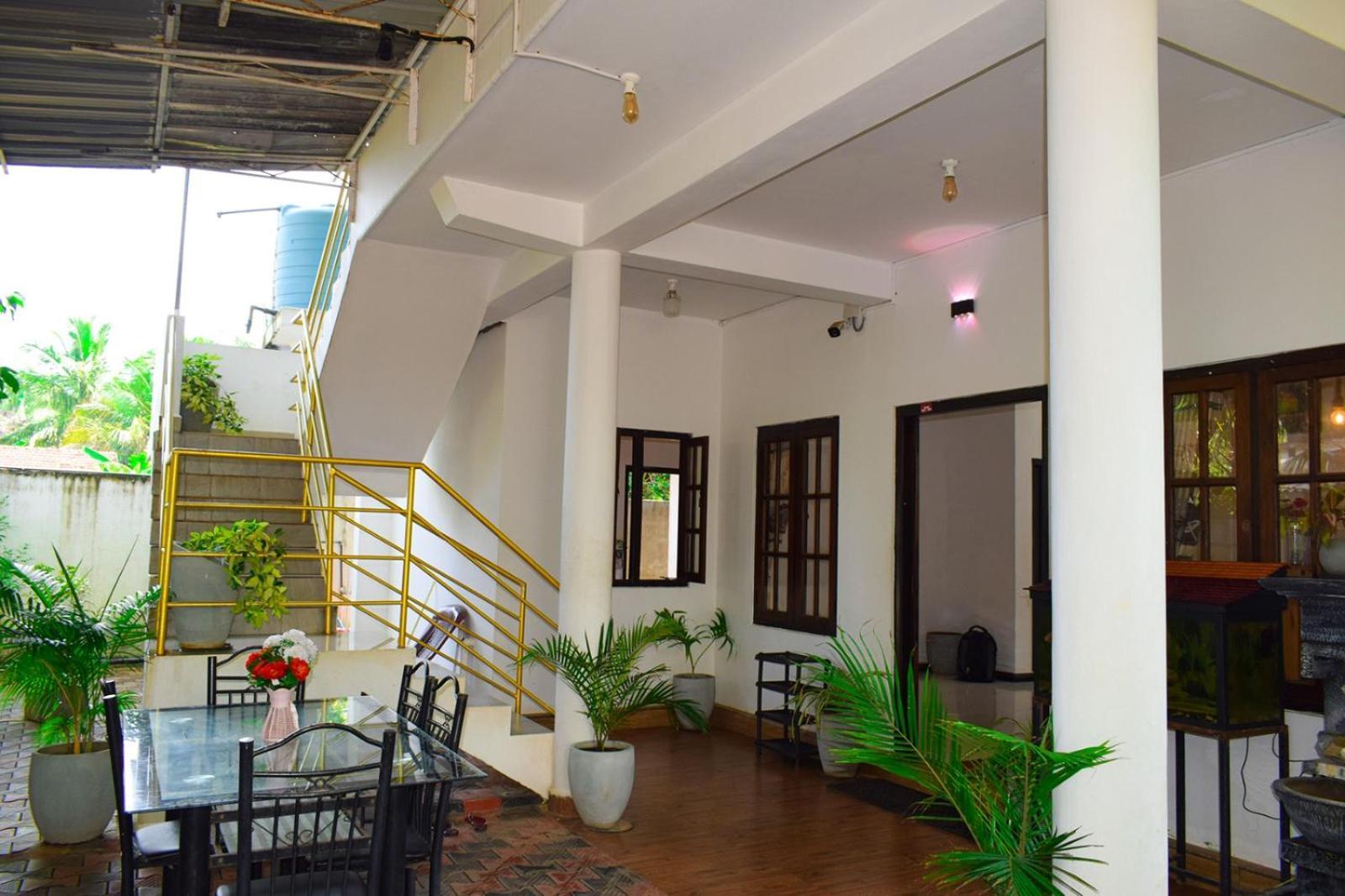 White Villa Hotel Trincomalee Buitenkant foto